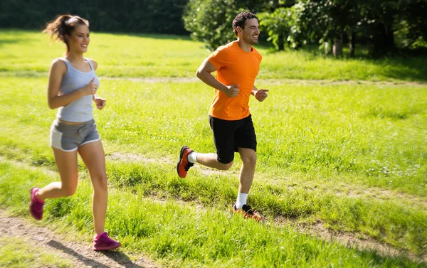 Pareja feliz corriendo juntos — Foto de Stock