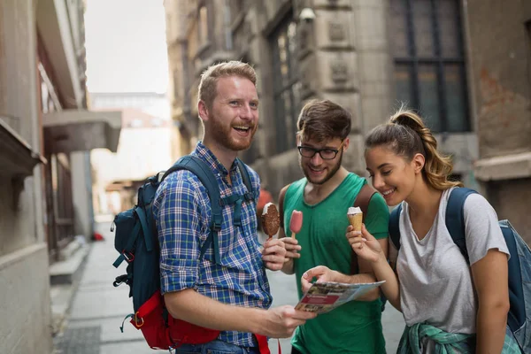 Grupo de turistas com sorvete — Fotografia de Stock