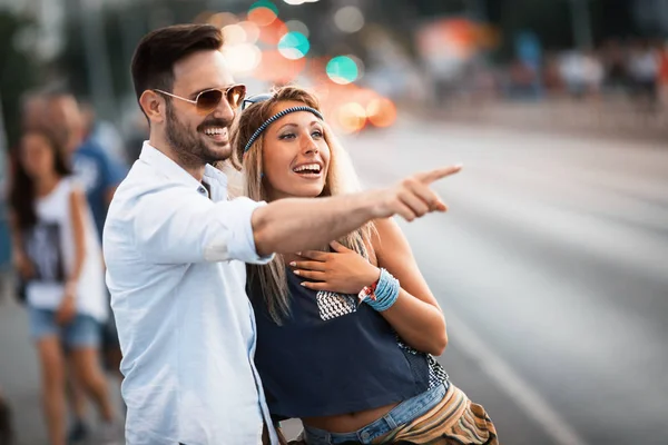 Para szczęśliwy turystów w pobliżu drogi — Zdjęcie stockowe