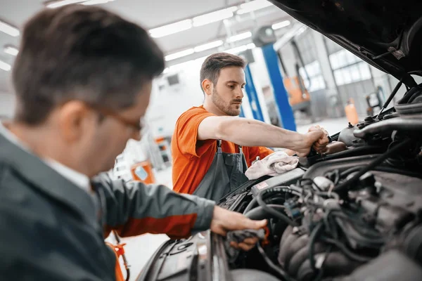 Meccanica dell'automobile al centro di assistenza — Foto Stock