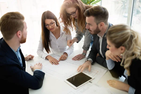 İş arkadaşları ofiste çalışıyor.