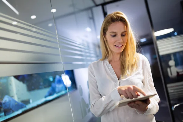 Businesswoman working with tablet — Stock Photo, Image