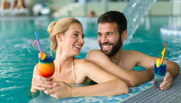 Pareja disfrutando de spa wellness resort — Foto de Stock