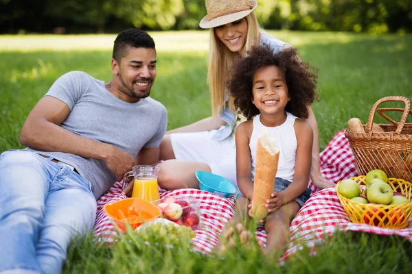 Famiglia divertendosi al picnic — Foto Stock