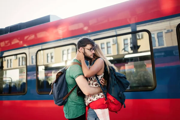 Tren istasyonunda için zaman ayıran Çift — Stok fotoğraf