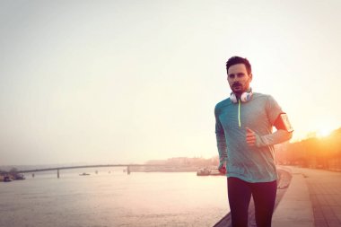Yakışıklı adam açık havada çalışan