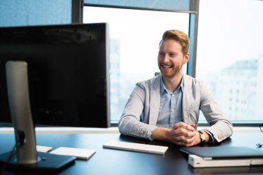 Onun çalışma masasında işadamı