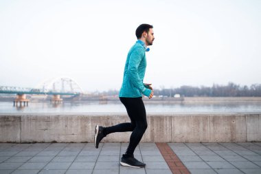 Yakışıklı erkek atlet