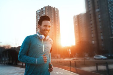 Yakışıklı adam açık havada çalışan