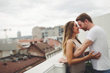 Çatı katında öpüşme Romantik Çift