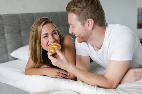 Пара наслаждается завтраком в постели — стоковое фото