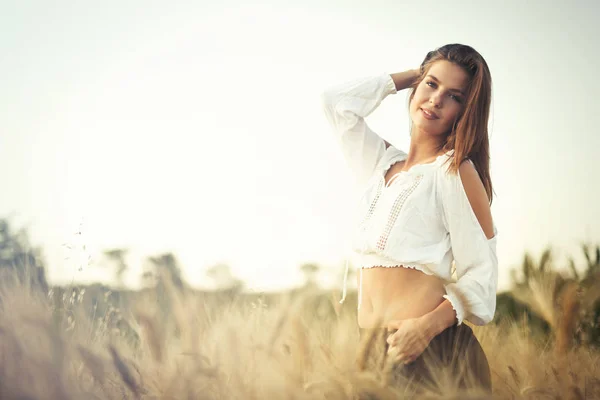 Hermosa mujer en el campo — Foto de Stock