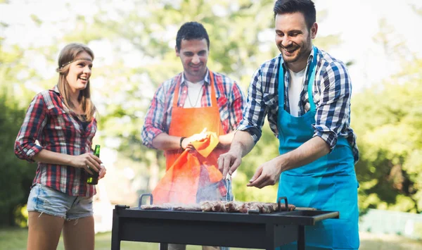 Amici felici godendo festa barbecue — Foto Stock