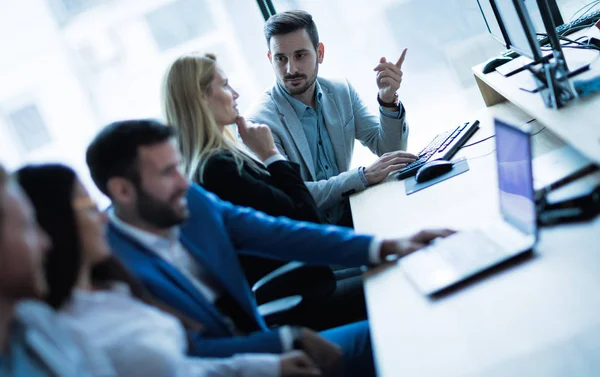 Desenvolvedores de software trabalhando no projeto — Fotografia de Stock