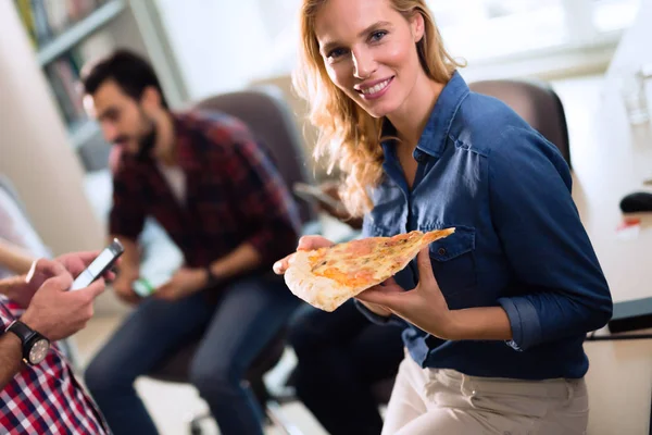 Коллеги едят пиццу — стоковое фото