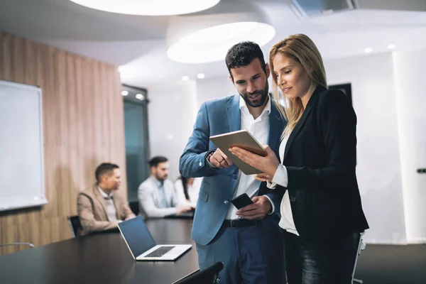 Colegas de trabalho de negócios com tablet digital — Fotografia de Stock