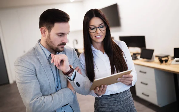 Colegas de trabalho de negócios com tablet digital — Fotografia de Stock