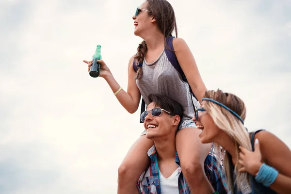 Amigos divirtiéndose al aire libre — Foto de Stock