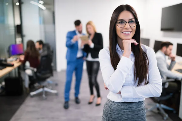 Mujer de negocios en la oficina —  Fotos de Stock