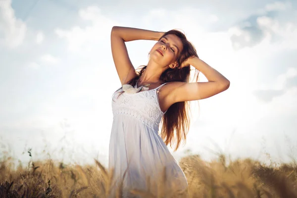 Schöne Frau auf dem Feld — Stockfoto