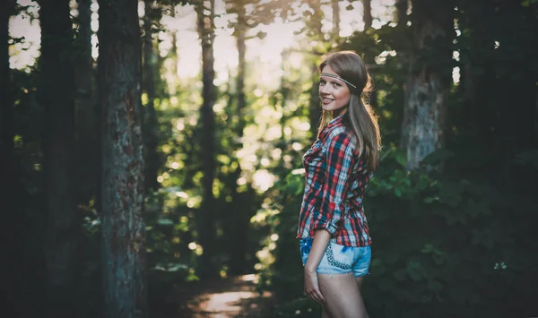 Mosolygó gyönyörű nő erdőben — Stock Fotó