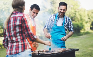 Mutlu arkadaşlar barbekü partisinin tadını çıkarıyor.