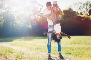 mutlu bir çocuk babası ile oynama