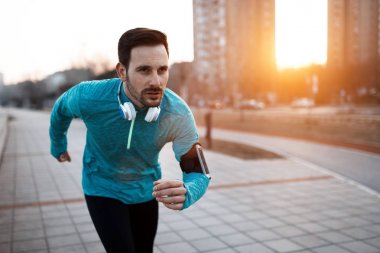 Yakışıklı adam açık havada çalışan