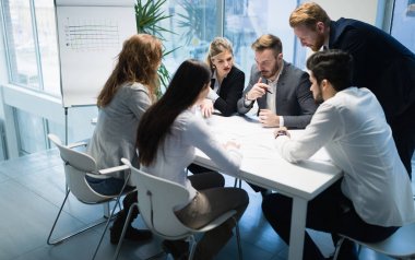 İş arkadaşları ofiste çalışıyor.