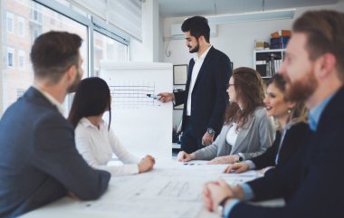 İş arkadaşları ofiste çalışıyor.