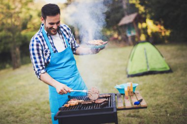 Yakışıklı adam et ızgara