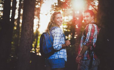 Çift ormanda hiking