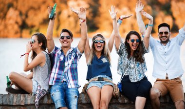 Arkadaşlar dışarıda eğleniyor.