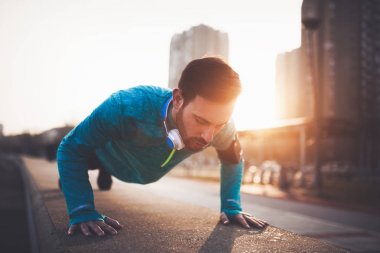 gönderme yapan yakışıklı erkek ups