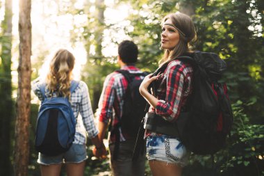 Grup yürüyüşçü orman