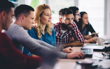 Şirket işyerinde iş arkadaşları