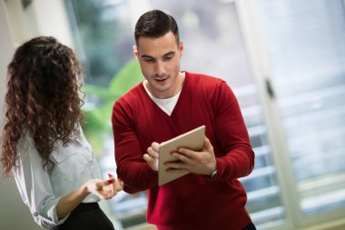 iş arkadaşlarınızla dijital tablet