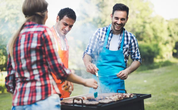 Glada vänner njuter av grillfest — Stockfoto