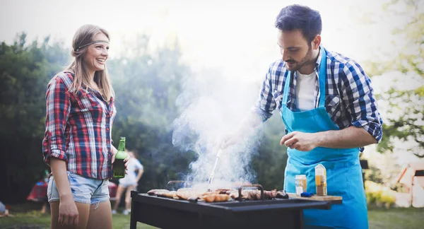 Amici felici godendo festa barbecue — Foto Stock