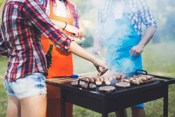 Szczęśliwych przyjaciół korzystających grill party — Zdjęcie stockowe