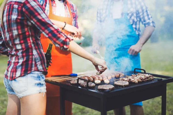 Felices amigos disfrutando de la barbacoa — Foto de Stock