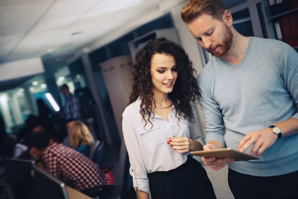 Compañeros de trabajo con tableta digital — Foto de Stock