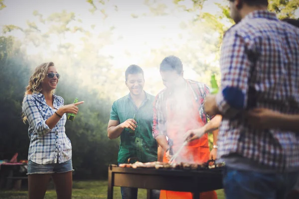 Glada vänner njuter av grillfest — Stockfoto