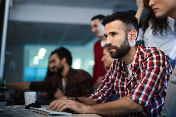 Desenvolvedores de software trabalhando no projeto — Fotografia de Stock