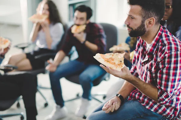 Coworkers eating pizza — Stock Photo, Image