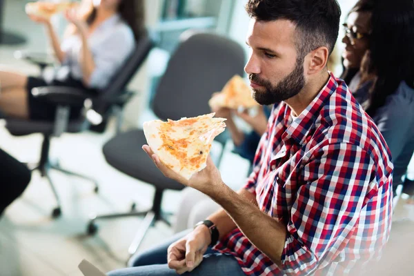Compañeros comiendo pizza — Foto de Stock