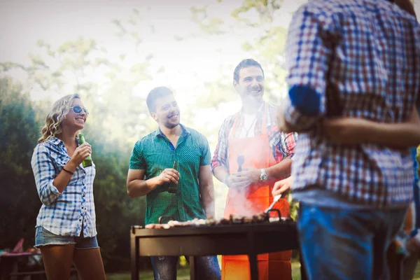 Amis heureux profitant barbecue partie — Photo