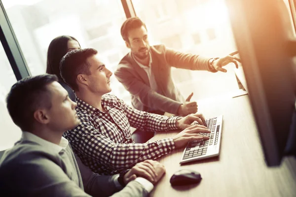 Программист Веселится С Тёлочками