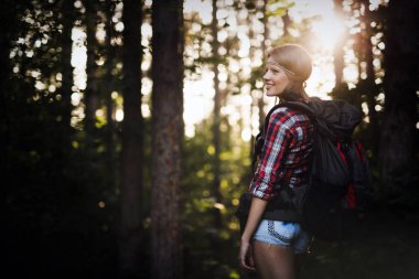 Kadın uzun yürüyüşe çıkan kimse orman izinde