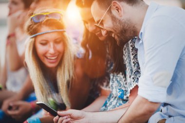 Akıllı telefona bakan arkadaşlar